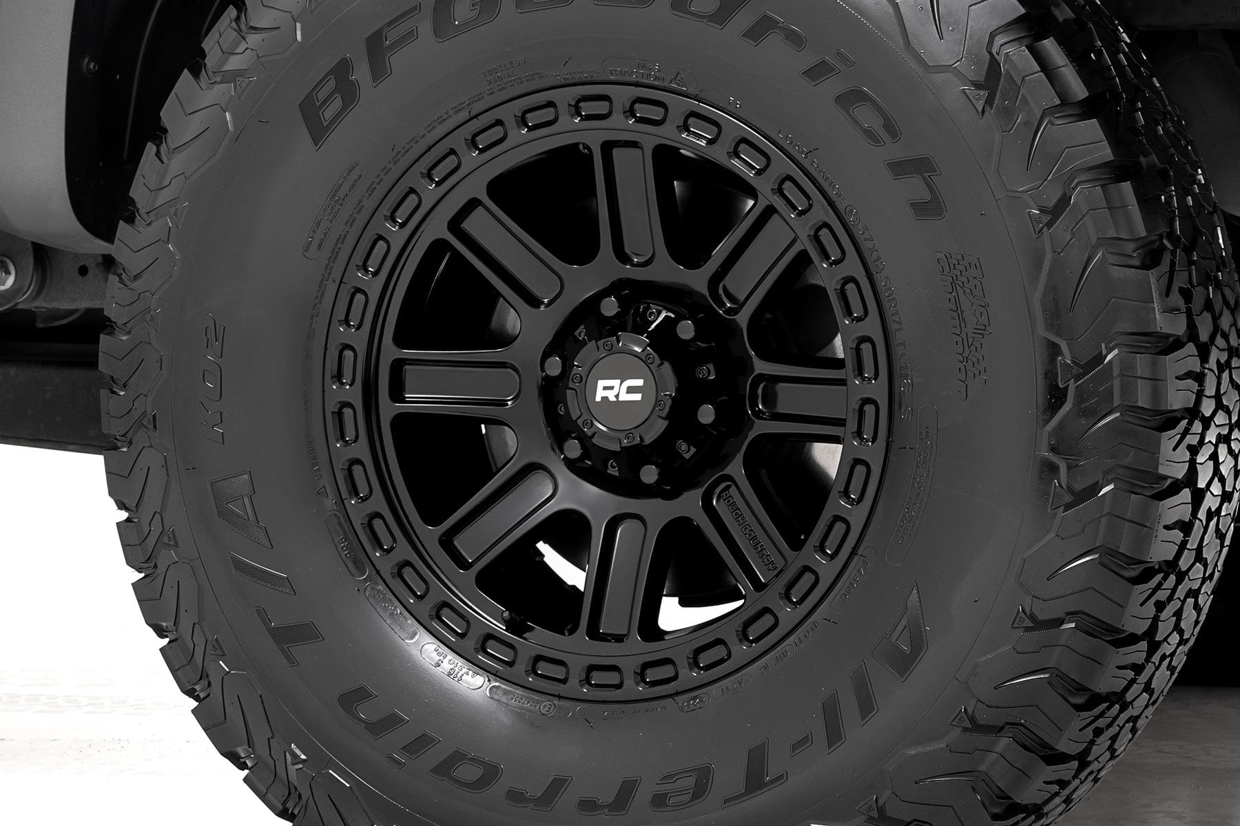 Rough Country 84 Series Wheel | Gloss Black | 18x8.5 | 6x5.5 | +0mm - Image 5
