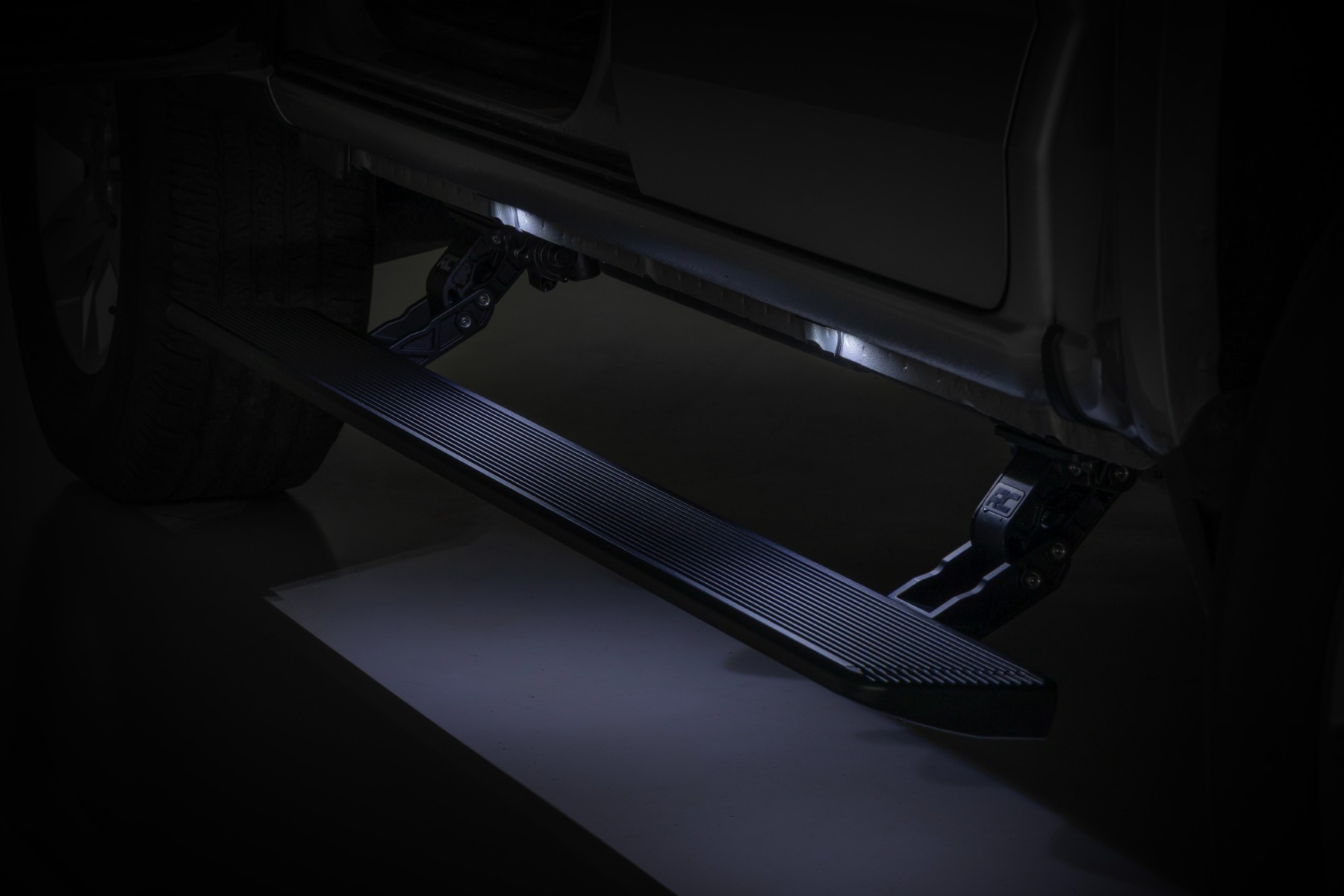 Power Running Boards | HT-Series | Crew Cab | Chevy Colorado/GMC Canyon (2015-2026) - Image 2